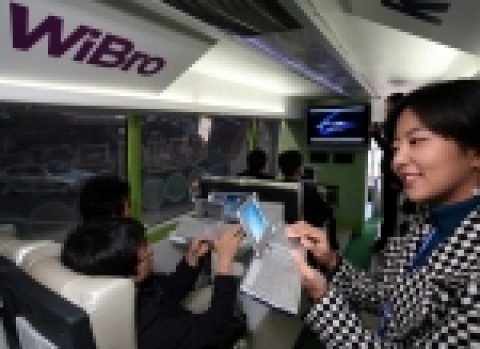 삼성전자는 7일 열린 ‘삼성 모바일 와이맥스 서밋 2006’에서 와이브로 복합 단말기 ‘디럭스 엠아이티에스(Deluxe MITs·SPH-P9000)’를 처음으로 선보였다.  PDA