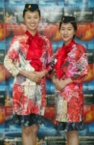  앙코르-경주세계문화엑스포2006 자원봉사도우미 이성은씨(왼쪽)와 신새미씨(오른쪽)가 유니폼을 입고 포즈를 취하고 있다. 