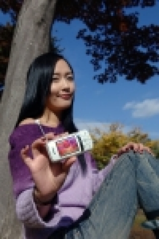 LG전자는 심플하고 세련된 디자인에 DMB 시청에 최적화된 기능을 대거 채택한 ‘스마트 TV폰(모델명:LG-KB1800)’을 출시했다. 