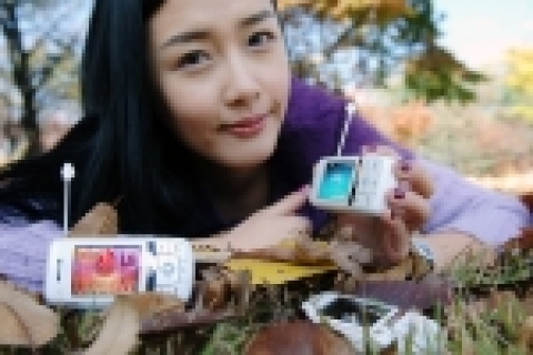 LG전자는 심플하고 세련된 디자인에 DMB 시청에 최적화된 기능을 대거 채택한 ‘스마트 TV폰(모델명:LG-KB1800)’을 출시했다. 