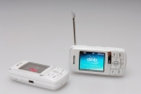 LG전자는 심플하고 세련된 디자인에 DMB 시청에 최적화된 기능을 대거 채택한 ‘스마트 TV폰(모델명:LG-KB1800)’을 출시했다. 