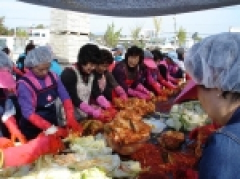 경남은행사랑나눔재단과 창원시 여성단체 협의회가 함께 추진하는 ‘사랑의 김장 담그기’에 참가한 250명의 여성단체 회원들이 김장김치를 버무리고 있다. 