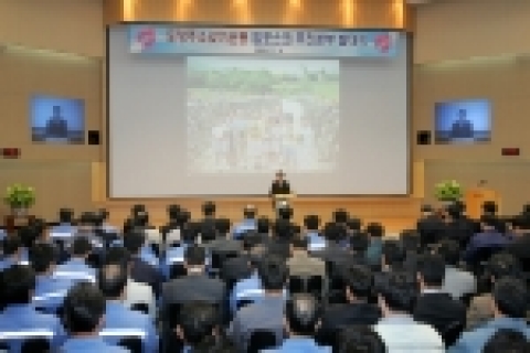 포스코 직원 10여명이 즉석에서 전입신고를 하고 있다. 