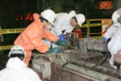 1열연공장 현장에서 개선사항을 찾고 있는 오창관 소장 등 포항제철소 임원 일행. 