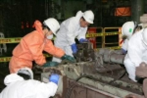 1열연공장 현장에서 개선사항을 찾고 있는 오창관 소장 등 포항제철소 임원 일행. 