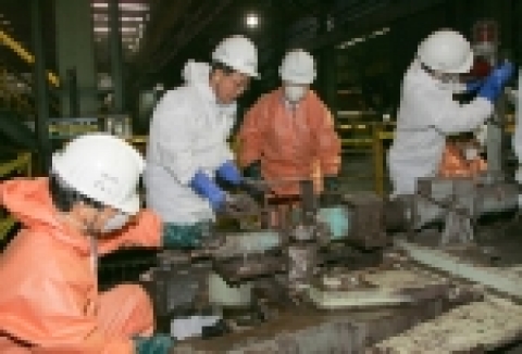 1열연공장 현장에서 개선사항을 찾고 있는 오창관 소장 등 포항제철소 임원 일행. 