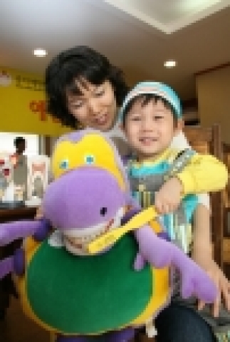 충치예방연구회는 젖니에 대한 중요성을 알리기 위해 ‘제 3회 이쁜 첫니 콘테스트’를 8일 ‘어린이 치과 병원 (청담동 소재)’에서 개최했다.