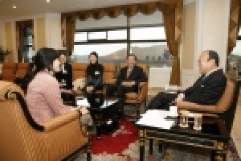 유엔한국협회 김승연 회장(오른쪽)과 선준영 부회장(오른쪽 두번째)이 장교동 한화빌딩에서 2006년 모의유엔회의와 유엔논문경연대회에서 입상한 수상자들과 환담을 나누고 있다. 