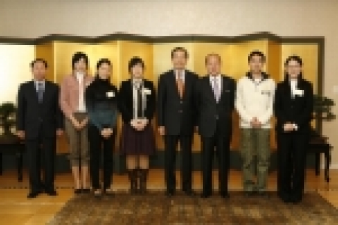 유엔한국협회 김승연 회장(오른쪽 세번째)과 선준영 부회장(오른쪽 네번째)이 장교동 한화빌딩에서 2006년 모의유엔회의와 유엔논문경연대회에서 입상한 수상자들과 기념촬영을 하고 있다.