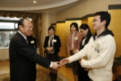 김승연 회장(왼쪽)이 2006년 모의유엔회의와 유엔논문경연대회에서 입상자인 김병호(서강대 경영학과)군에게 기념 선물을 전달한 뒤 악수하고 있다.