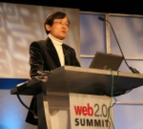 웹2.0 콘퍼런스에서 발표중인 SK커뮤니케이션즈 유현오 대표