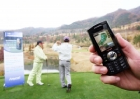 삼성전자는 9일 휴대폰에 '골프 매니저' 기능을 탑재한 '8GB 슈퍼 뮤직폰(SCH-B570)'의 프로모션을 위해 다양한 온·오프라인 골프 이벤