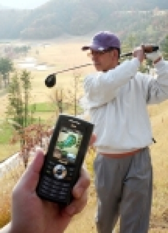 삼성전자는 9일 휴대폰에 '골프 매니저' 기능을 탑재한 '8GB 슈퍼 뮤직폰(SCH-B570)'의 프로모션을 위해 다양한 온·오프라인 골프 이벤