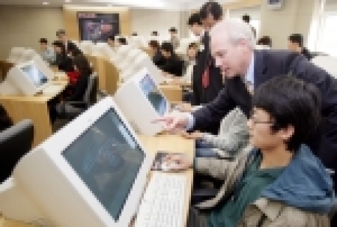 GM DAEWOO 기술개발부문 부문장 스티브 클락(Steven L. Clarke) 부사장(앞에서 두번째)이 9일 오전 열린 성균관대학교 국제 산학협력 프로그램(PACE) 개소식에서