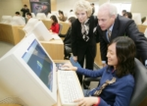 GM DAEWOO 기술개발부문 부문장 스티브 클락 부사장(오른쪽에서 두번째)과 GM PACE 매니저 일레인 채프먼 무어(Elaine Chapman-Moore, 오른쪽에서 세번째)가