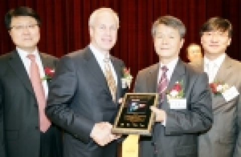 9일 오전 성균관대에서 열린 PACE 센터 개소식에서 GM DAEWOO 기술개발부문 부문장 스티븐 클락(Steven L. Clarke) 부사장(왼쪽에서 두번째)이 성균관대 신명철 