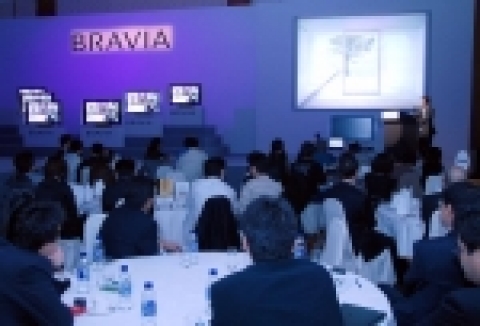 소니 코리아는 오늘 서울 남산 힐튼호텔에서 열린 기자간담회에서 매혹적인 플로팅(Floating) 디자인과 주위 환경에 따라 6가지 색상으로 베젤 교체가 가능한 프리미엄 Full H