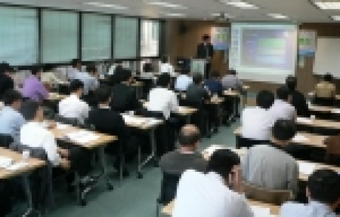 전직지원서비스 및 노동법률 설명회 진행 모습