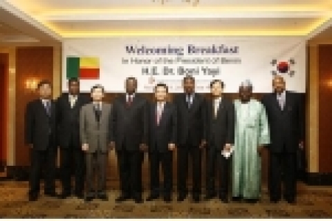 배냉공화국 대통령과 상호협력방안 논의를 위한 조찬행사를 갖은 모습