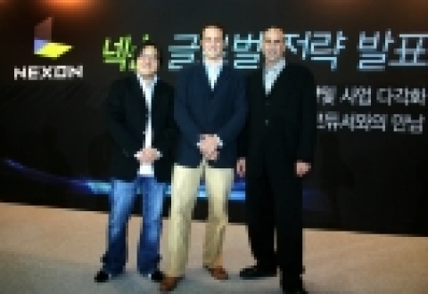 금일(10일) 오전 지스타 2006 게임 전시회 중 넥슨 글로벌 전략발표회(2부)에 참여한 북미지역 경영진. 왼쪽부터 존 치(John Chi) 넥슨 아메리카 대표이사, 알렉스 가든