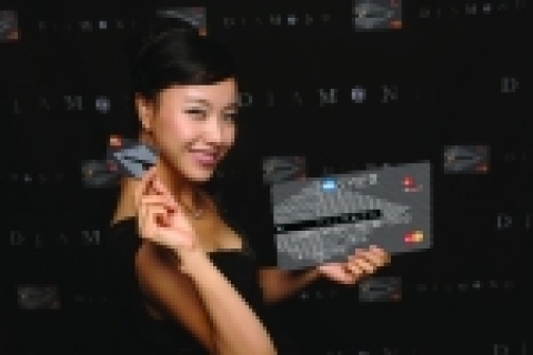 우리은행(은행장 黃永基, www.wooribank.com)은 우량 고객을 대상으로 발급하는 프리미엄급 카드인 ‘다이아몬드 카드’를 13일부터 출시한다고 밝혔다.