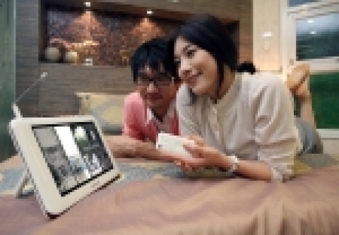 삼성전자가 가정 內에서 자유롭게 이동하면서 고화질 디지털 TV를 즐길 수 있는 업계 최대 10인치 포터블 지상파 DMB(디지털멀티미디어방송) TV(모델명:LMD-10A51W)를 선