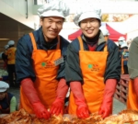 SK C&C가 YMCA와 함께 김장 김치를 마련해 성남지역 독거노인, 장애인 가정 등 국민기초 생활 수급자와 장애인 및 노인 생활 시설에 전달코자 ‘행복나눔 김장담그기’ 행사를 마