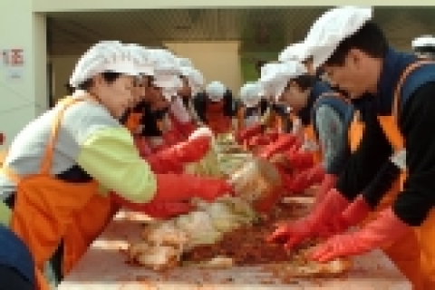 SK C&C가 YMCA와 함께 김장 김치를 마련해 성남지역 독거노인, 장애인가정 등 국민기초 생활 수급자와 장애인 및 노인 생활 시설에 전달코자 ‘행복나눔 김장담그기’ 행사를 마련