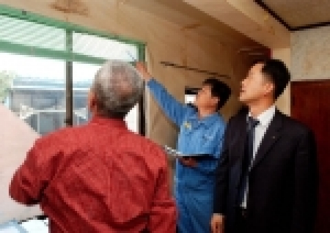 공사관계자들이 이씨가 거주하고 있는 연립주택 안팎을 둘러보고 있다. 