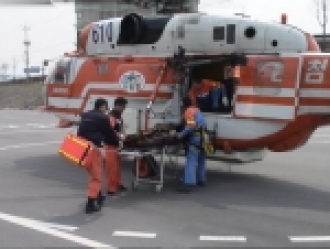 원주산림항공관리소가 주말 치악산 비로봉 정상에서 양쪽 하지마비 환자를 구조하였다