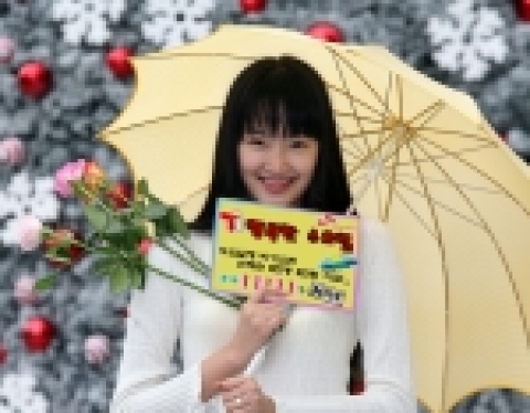 SK텔레콤은 신규가입 고객을 대상으로 행사 응모한 다음주 수요일에 비가 오면 응모고객 선착순 3만명에게 3만원을 지급하는 『T 고객이라면 행복한 수요일』이벤트 를 11월 15일부터