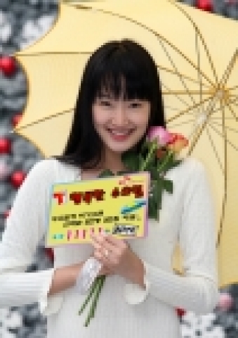 SK텔레콤은 신규가입 고객을 대상으로 행사 응모한 다음주 수요일에 비가 오면 응모고객 선착순 3만명에게 3만원을 지급하는 『T 고객이라면 행복한 수요일』이벤트 를 11월 15일부터