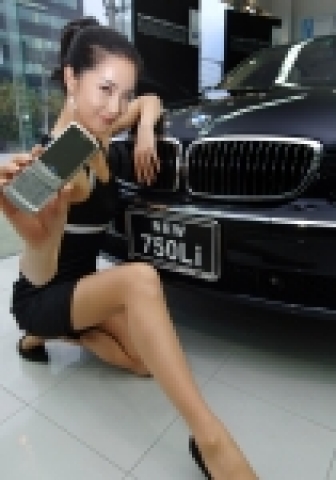 LG전자는 세계적인 명차 ‘BMW’와 손잡고 블랙라벨 시리즈 두 번째 제품인 ‘샤인(모델명:LG-SV420/KV4200/LV4200)'에 대한 공동 마케팅을 강화한다.