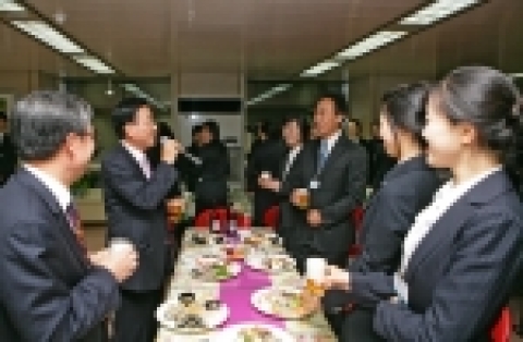 경남은행이 신입행원 연수과정에 CEO와의 만남 프로그램을 갖고 스킨십 경영을 강화하고 있다.