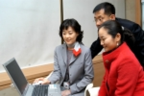 직원이 고객에게 새로운 시스템을 시연하는 장면
