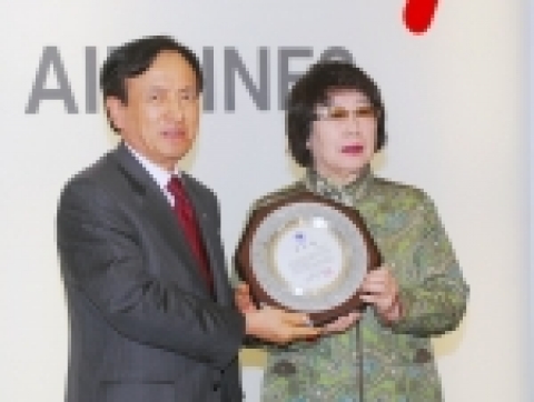 14일 오전 서울 강서구 오쇠동 아시아나항공 본사에서 열린 '사랑의 동전 모으기' 30억 돌파 기념행사에서 유니세프 한국위원회 박동은 사무총장(우)이 강주안 아시