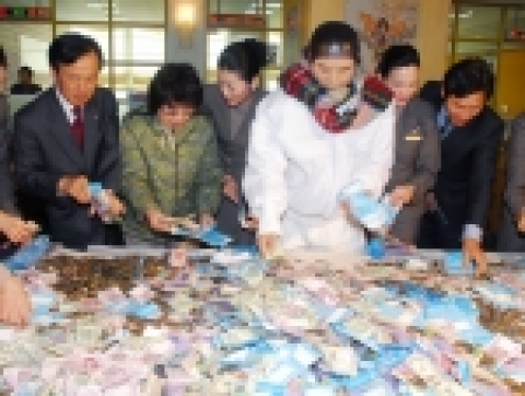 14일 오전 서울 강서구 오쇠동 아시아나항공 본사에서 열린 '사랑의 동전 모으기' 30억 돌파 기념행사에서 아시아나항공 강주안 사장을 비롯한 아시아나 임직원과 유