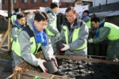 KT(대표 남중수) ‘사랑의 봉사단’은 14일 인천 동구 송현동과 화평동 지역의 독거노인과 조손세대 등 생활이 어려운 이웃 30세대에게 추운 겨울을 지켜줄 ‘사랑의 연탄’ 1만 2