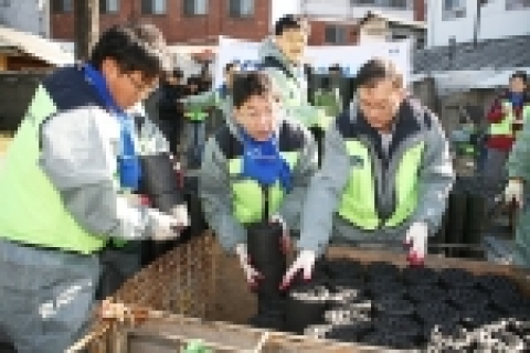 KT(대표 남중수) ‘사랑의 봉사단’은 14일 인천 동구 송현동과 화평동 지역의 독거노인과 조손세대 등 생활이 어려운 이웃 30세대에게 추운 겨울을 지켜줄 ‘사랑의 연탄’ 1만 2