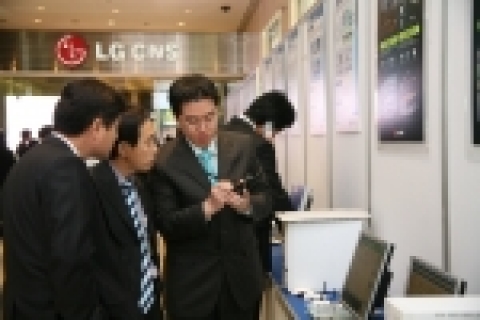 LG CNS 임직원들이 회현동 본사에서 개최된 ‘2006 R&D성과 전시회’에서 전시물에 대한 설명을 듣고 있다.
