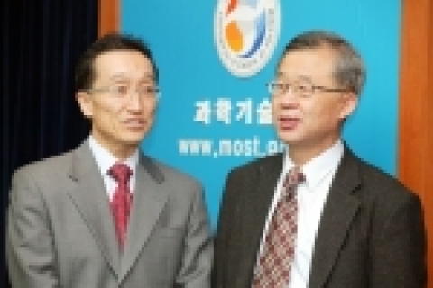 2006년도 국가과학자로 선정괸 이서구 교수와 신희섭 박사