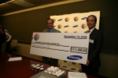 삼성전자 북미총괄(대표 오동진 사장)은 지난 14일 (미국 현지시간) 저녁 맨하탄의 삼성제품 체험관 '삼성익스피어리언스'에서 뉴욕 양키스팀을 월드 시리즈 4차례 우승으로 이끈 조 토레 감독에게 자선기금을 전달하는 '사랑의 홈런'(Home Run for Kids) 행사를 실시했다.