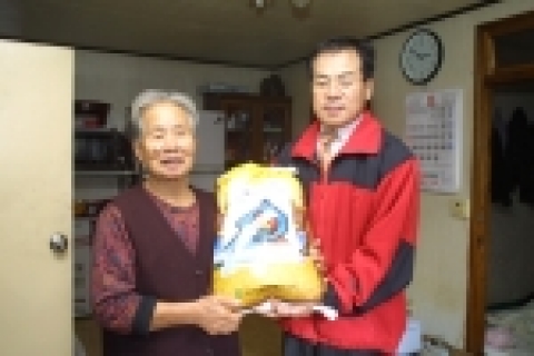 외환은행(銀行長 리처드 웨커/www.keb.co.kr)은 전국은행연합회와 회원은행이 공동으로 진행하는 사회공헌활동 주간을 맞아 15일 서울 성북구와 동대문구에 거주하는 독거노인과 조손가정에 따뜻한 사랑의 손길을 전했다.