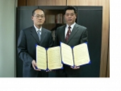 센터 양균석 팀장(오른쪽)과 산업은행 강석형 차장이 협약체결 후 기념 촬영 하였다.