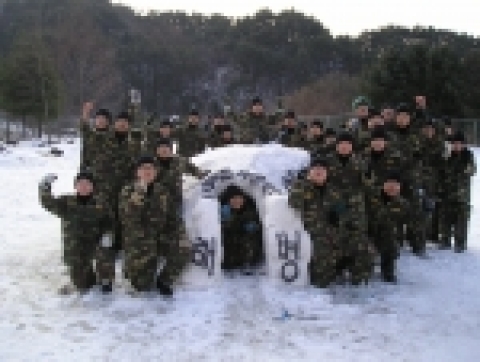 해병대 캠프에서 얼음집을 지은 참가자들