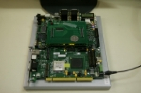 ETRI가 개발에 성공한 초저전력 동영상 디코더가 내장된 보드모습.(실제 디코더의 패키징 전 크기는 약 4mm x 4mm이다. 