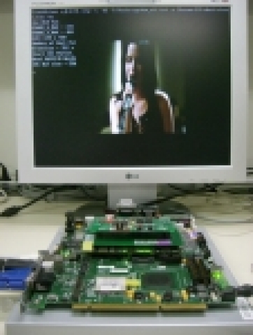 ETRI가 개발에 성공한 초저전력 동영상 디코더를 통해 동영상이 시연되어지고 있다.