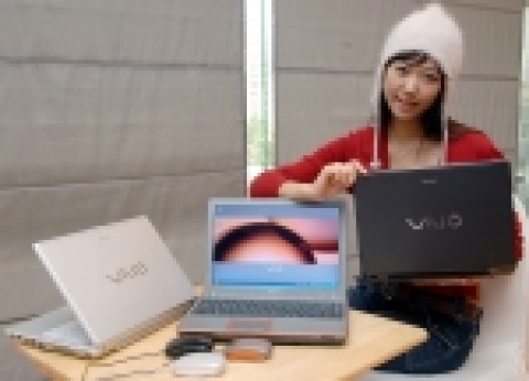 소니 코리아(대표이사 사장: 윤여을, www.sony.co.kr)는 오늘 감각적인 색상과 독특한 디자인으로 자신만의 개성과 이동성을 중시하는 사용자들을 위한 13.3인치 와이드의 