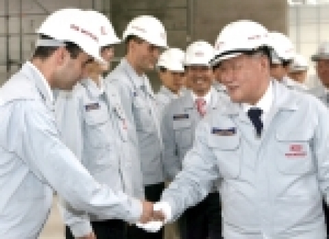 정몽구 현대·기아차 회장이 16일 슬로바키아 질리나市에 위치한 기아차 유럽공장을 방문하여 이달 중 본격적인 생산을 앞둔 신차의 최종 품질을 점검하고 현지 직원을 격려하고 있다.