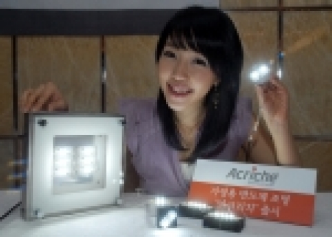 서울반도체는 세계 최초로 컨버터 없이 일반 가정 및 산업용 220볼트 AC(교류)전원에 직접 꽂아 사용하는 반도체 조명 ‘아크리치’를 출하한다고 밝혔다.